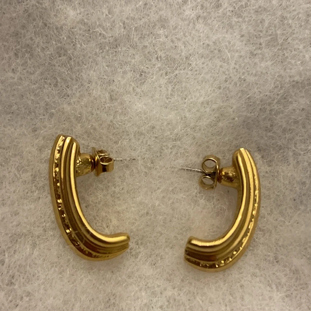 Vintage AVON 100th Anniversary (1886 -1986 Gold Tone curved stud earrings